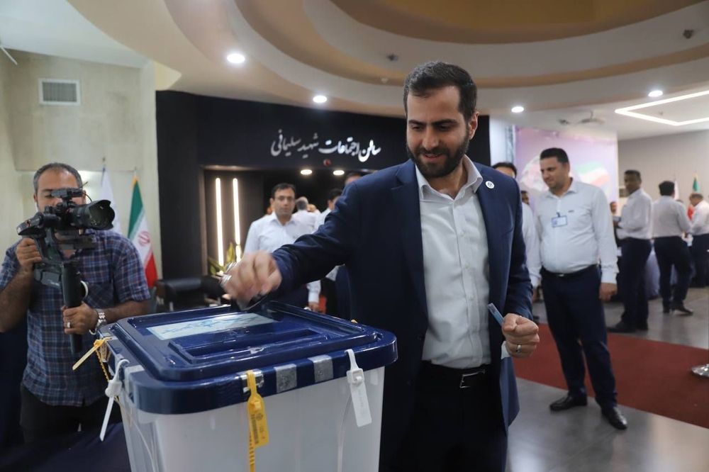 مدیرعامل و کارکنان شرکت پلیمر آریاساسول
