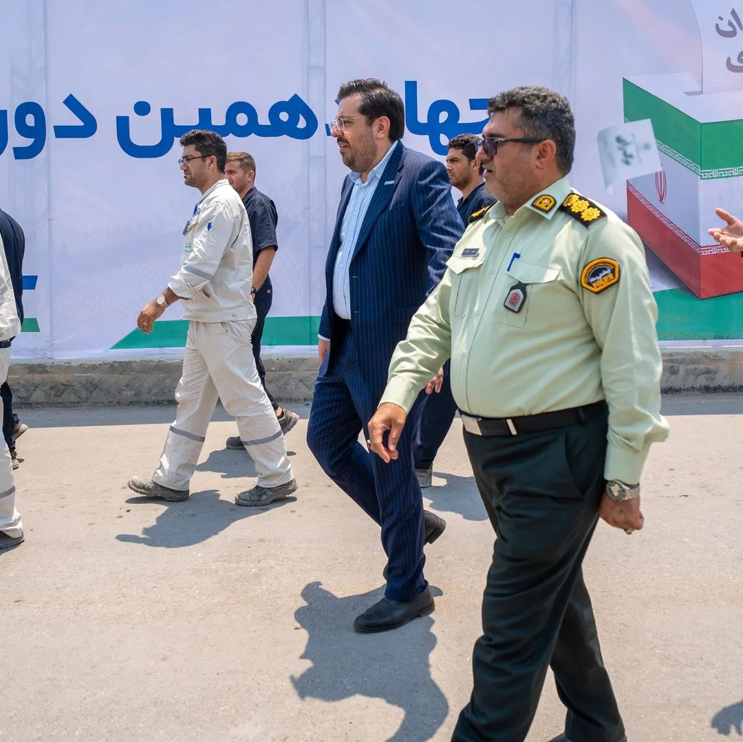 گزارش تصویری بازدید مقامات عسلویه از شعبه اخذ رأی پتروشیمی صدف خلیج فارس در چهاردهمین دوره انتخابات ریاست جمهوری فرماندار، فرمانده ان1