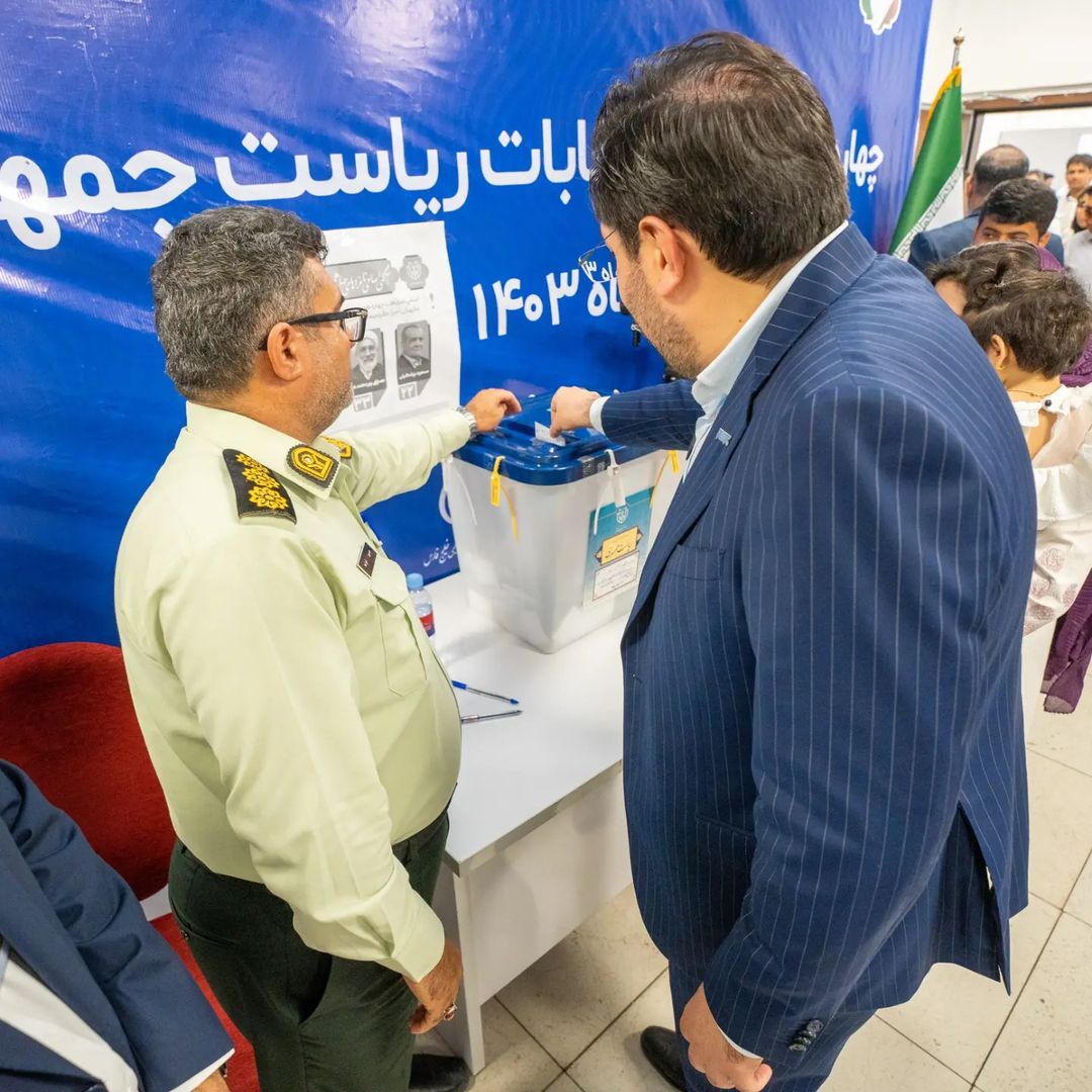 گزارش تصویری بازدید مقامات عسلویه از شعبه اخذ رأی پتروشیمی صدف خلیج فارس در چهاردهمین دوره انتخابات ریاست جمهوری فرماندار، فرمانده ان5