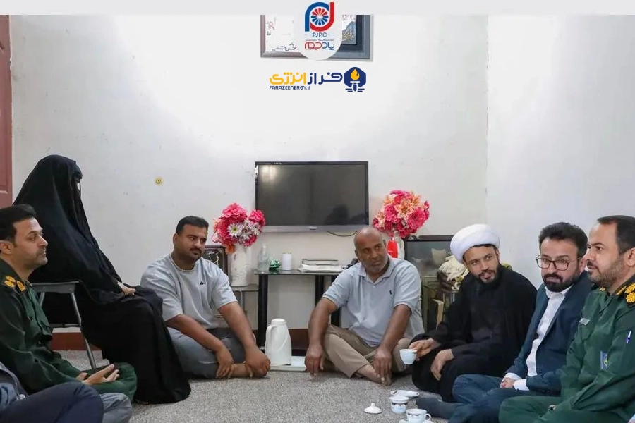 ادای احترام مدیرعامل پتروشیمی پادجم به مقام شامخ شهدا در شهرستان عسلویه 2