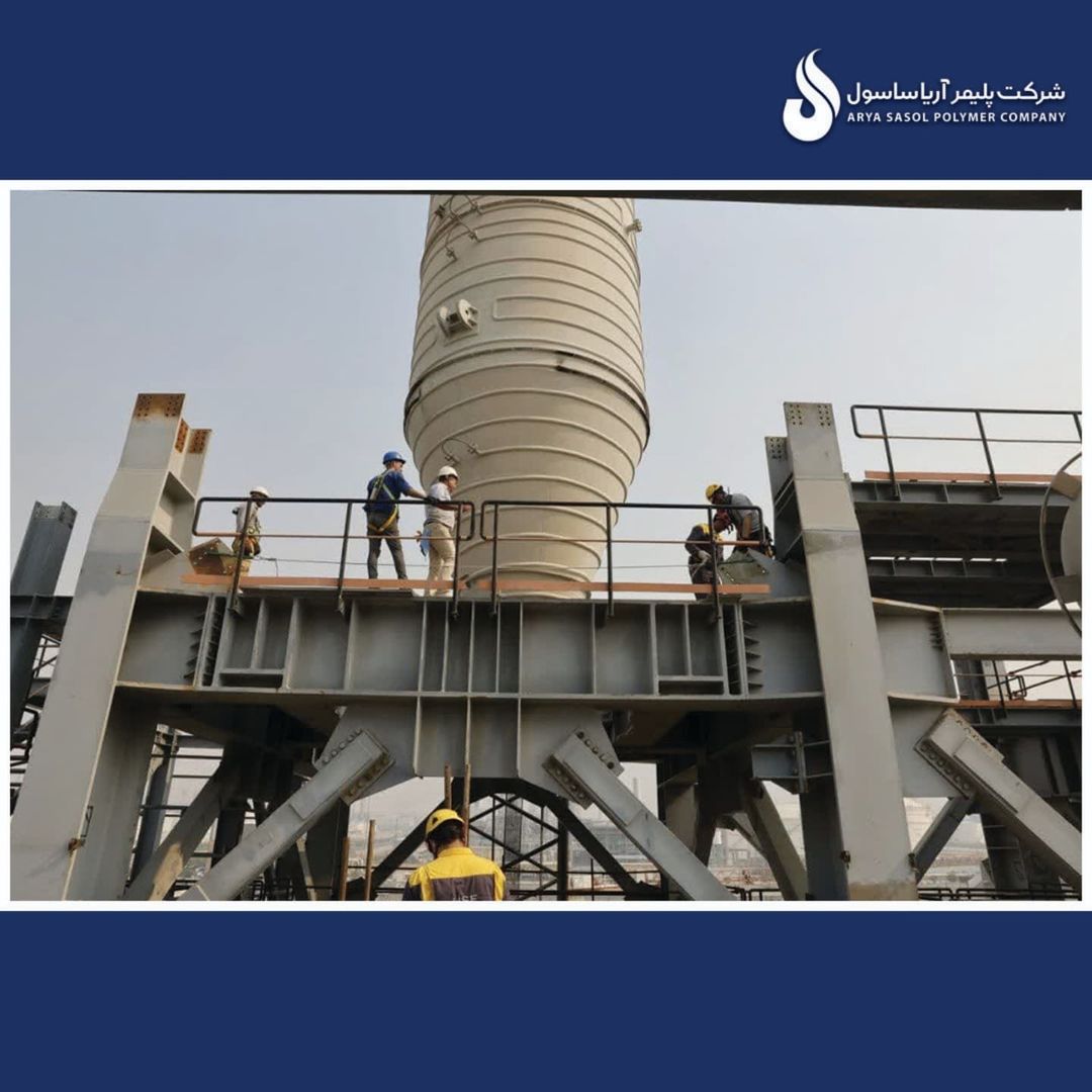 نصب تجهیز غول پیکر Degassing Vessel در نیوپلنت آریاساسول این تجهیز با ۷۵ تن وزن و ۳۴ متر ارتفاع به عنوان یکی از تجهیزات عظیم در استراکچری به ارتف7