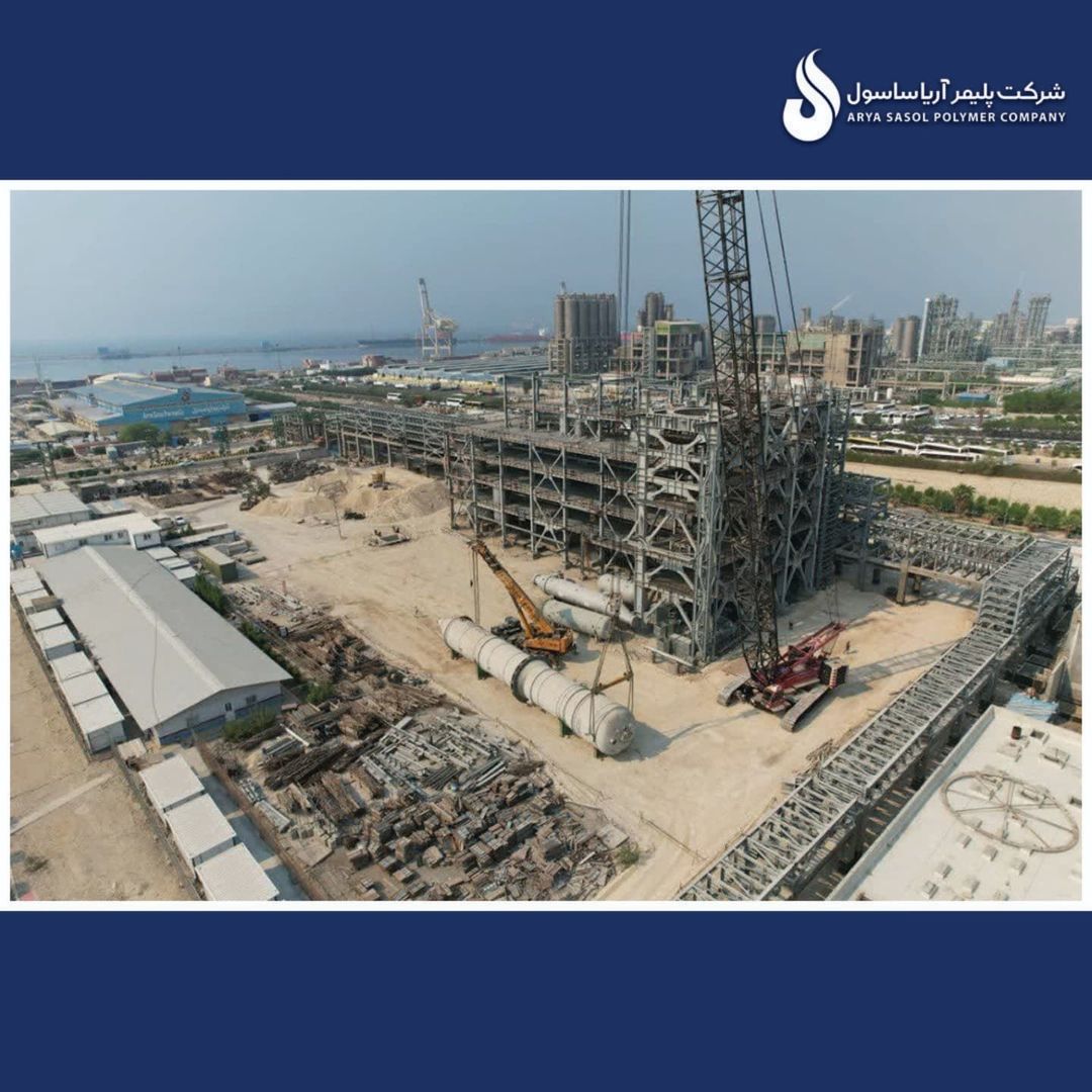 نصب تجهیز غول پیکر Degassing Vessel در نیوپلنت آریاساسول این تجهیز با ۷۵ تن وزن و ۳۴ متر ارتفاع به عنوان یکی از تجهیزات عظیم در استراکچری به ارتف9