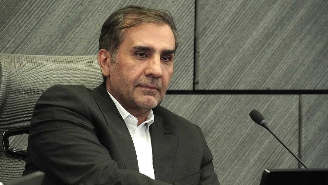 اولین حضور مهندس فخرایی در مجتمع آپادانا سرپرست پتروشیمی آپادانا جلوگیری از اتلاف منابع در سازمان از مسیر ایجاد رضایت همگانی می گذرد ب