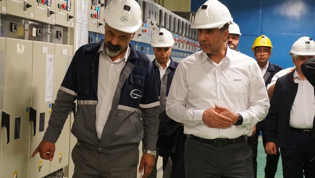 اولین حضور مهندس فخرایی در مجتمع آپادانا سرپرست پتروشیمی آپادانا جلوگیری از اتلاف منابع در سازمان از مسیر ایجاد رضایت همگانی می گذرد ب2