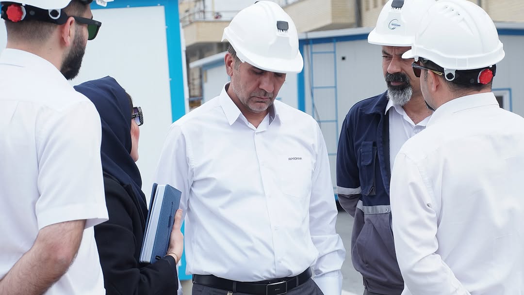 اولین حضور مهندس فخرایی در مجتمع آپادانا سرپرست پتروشیمی آپادانا جلوگیری از اتلاف منابع در سازمان از مسیر ایجاد رضایت همگانی می گذرد ب3