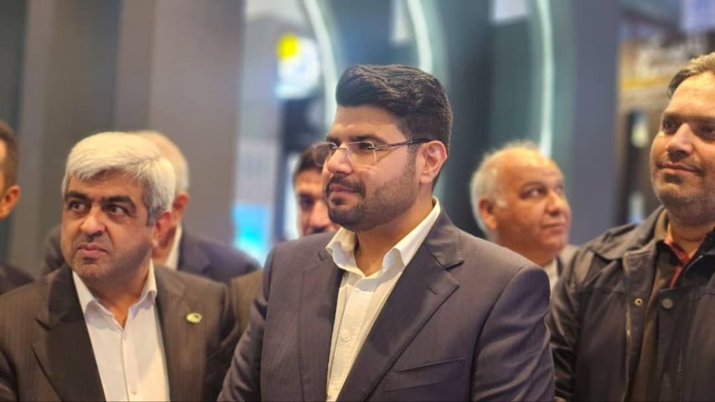 بازدید محسن بیگلربیگی مدیرعامل پتروشیمی هنگام از غرفه های شرکت های دانش بنیان در ایران پتروکم 1403 2