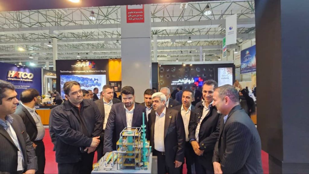 بازدید محسن بیگلربیگی مدیرعامل پتروشیمی هنگام از غرفه های شرکت های دانش بنیان در ایران پتروکم 1403 3