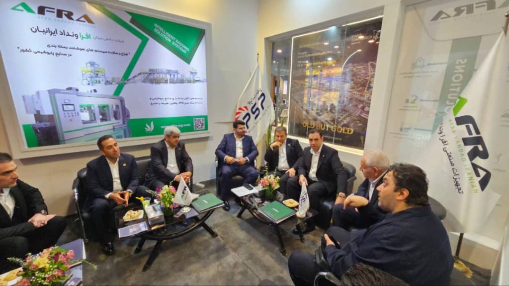 بازدید محسن بیگلربیگی مدیرعامل پتروشیمی هنگام از غرفه های شرکت های دانش بنیان در ایران پتروکم 1403 4
