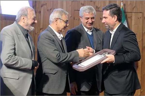 تقدیر از دکتر محمد شیخان در بیستمین دوره سمپوزیوم بین المللی روابط عمومی 1