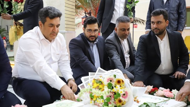 حضور مدیران عامل شرکت های پتروشیمی پارس و نوری بر مزار شهید گمنام در شهرک پردیس به گزارش روابط عمومی شهرک پردیس مدیران عامل دو شرکت مهم د