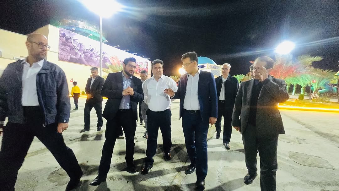 حضور مدیران عامل شرکت های پتروشیمی پارس و نوری بر مزار شهید گمنام در شهرک پردیس به گزارش روابط عمومی شهرک پردیس مدیران عامل دو شرکت مهم د2