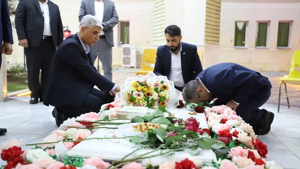 حضور مدیران عامل شرکت های پتروشیمی پارس و نوری بر مزار شهید گمنام در شهرک پردیس به گزارش روابط عمومی شهرک پردیس مدیران عامل دو شرکت مهم د3