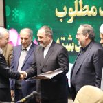 اهدای لوح وزیر دفاع و پشتیبانی نیروهای مسلح به دکتر بازیار به پاس تلاش های ارزشمند