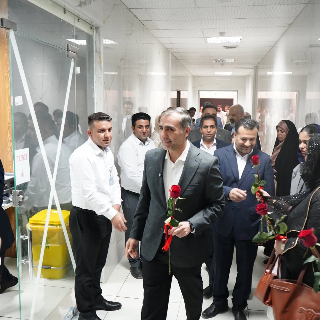 لحظات به یادماندنی تحویل سال خانواده های آپادانا در محل مجتمع حضور مهندس فخرایی در کنار همکاران مجتمع در لحظه تحویل سال.خانوادهای کارکن1
