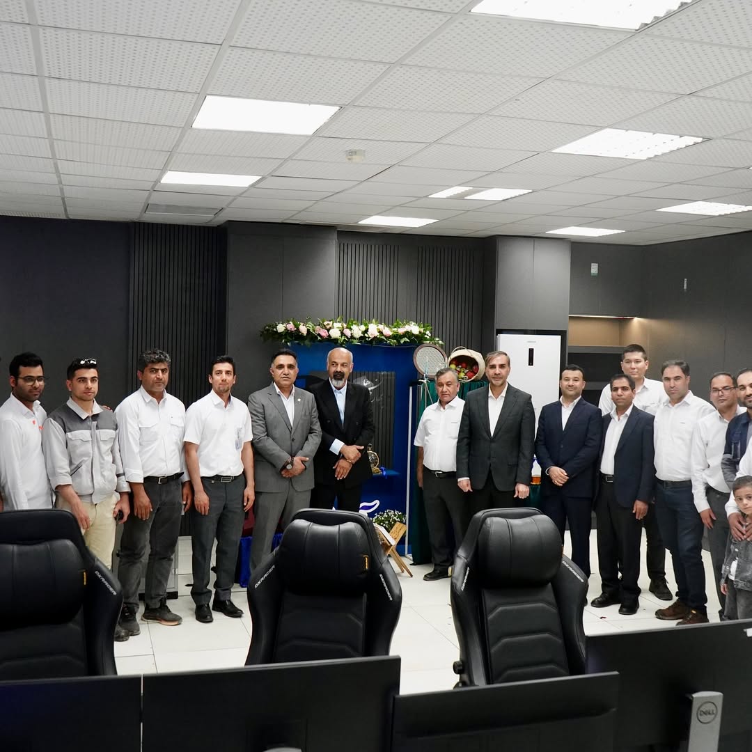 لحظات به یادماندنی تحویل سال خانواده های آپادانا در محل مجتمع حضور مهندس فخرایی در کنار همکاران مجتمع در لحظه تحویل سال.خانوادهای کارکن4