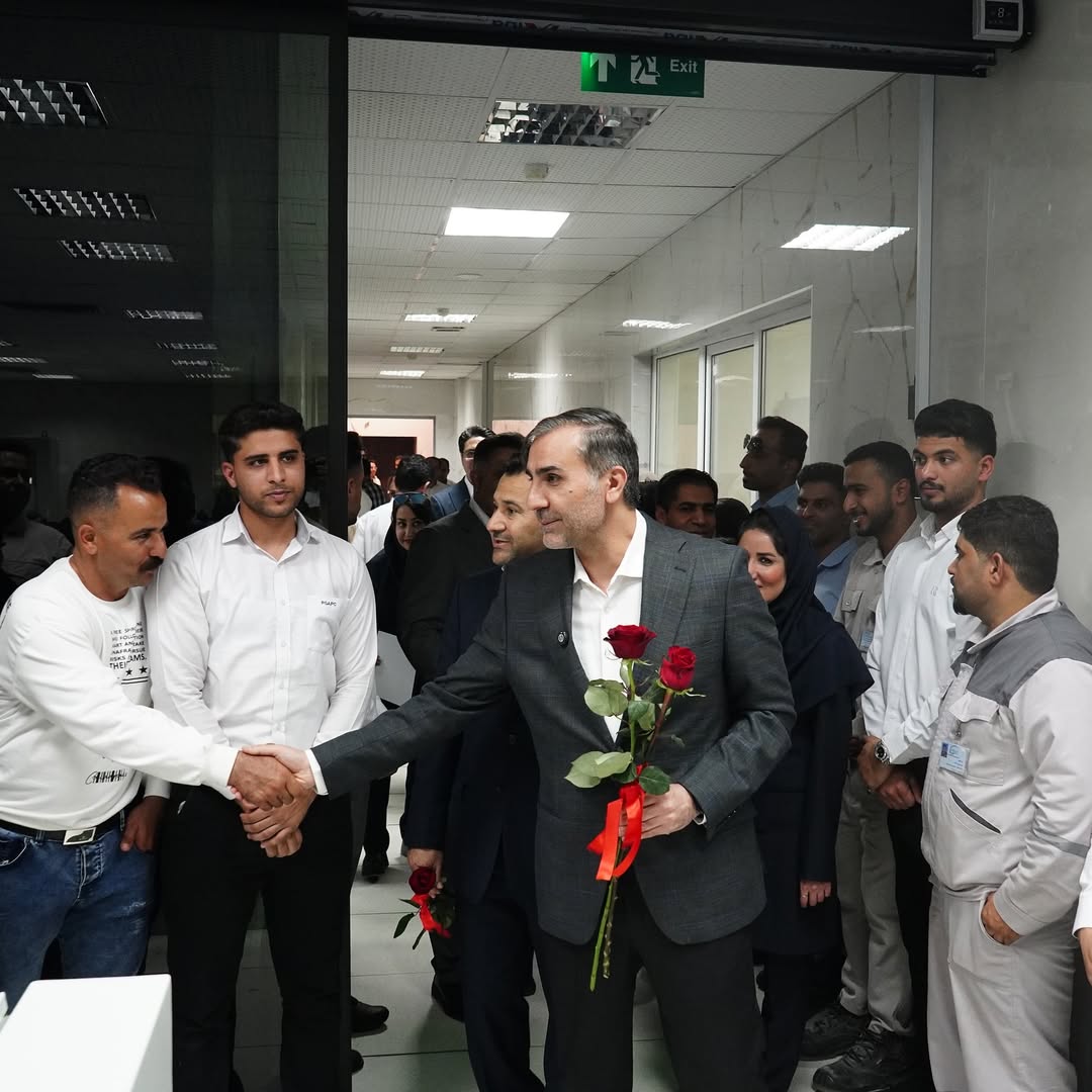 لحظات به یادماندنی تحویل سال خانواده های آپادانا در محل مجتمع حضور مهندس فخرایی در کنار همکاران مجتمع در لحظه تحویل سال.خانوادهای کارکن8