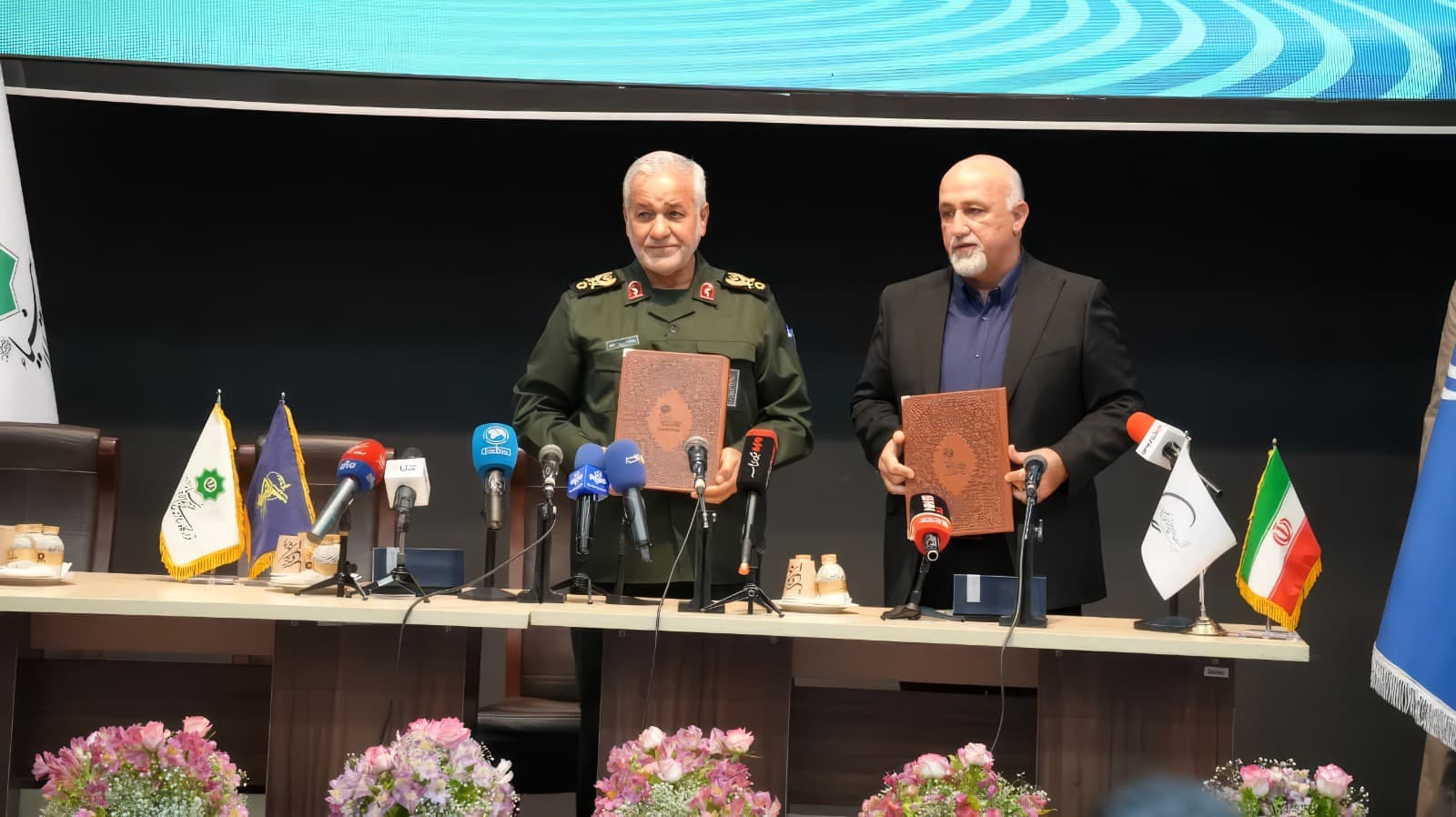 امضای قرارداد ۱۴۸ میلیون دلاری پالایش گاز هویزه خلیجفارس و قرارگاه خاتمالانبیا برای جمعآوری گازهای مشعل دارخوین و غرب کارون امضای قرارداد ۱۴۸ میلیون دلاری پالایش گاز هویزه خلیجفارس و قرارگاه خاتمالانبیا برای جمعآوری گازهای مشعل دارخوین و غرب کارون