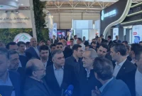 رئیس‌جمهوری در حال بازدید از نمایشگاه نفت