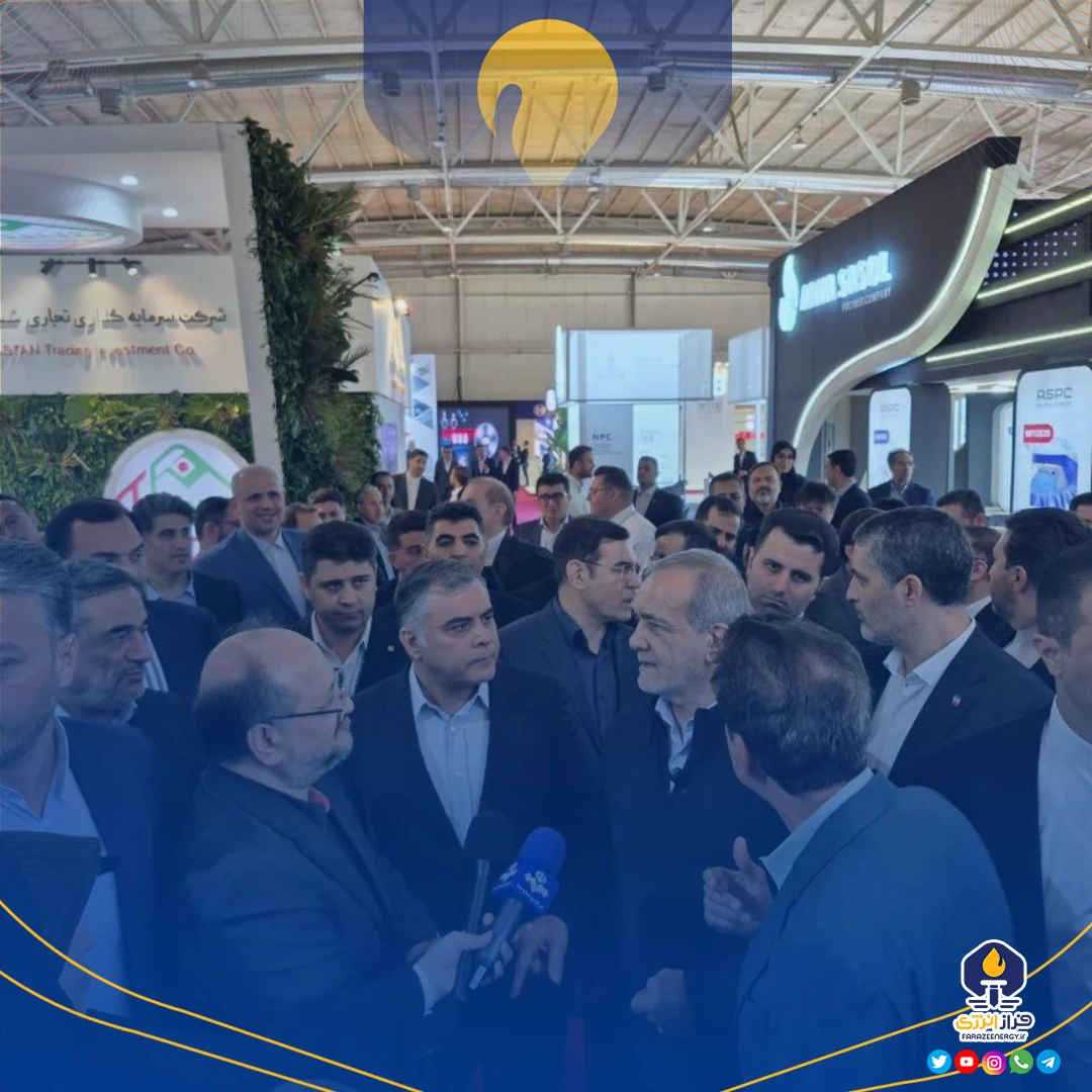 رئیس‌جمهوری در حال بازدید از نمایشگاه نفت