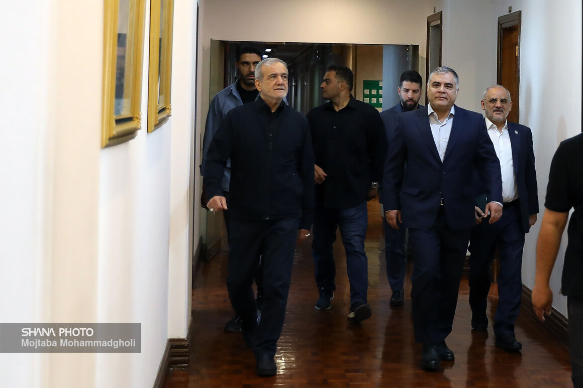دیدار سرزده رئیسجمهوری از وزارت نفت/ قدردانی از عملکرد ۱۲ روزه در مدیریت جنگ دیدار سرزده رئیسجمهوری از وزارت نفت/ قدردانی از عملکرد ۱۲ روزه در مدیریت جنگ