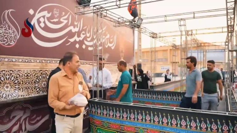 توزیع غذای گرم در بین عزاداران حسینی در موکب آریاساسول