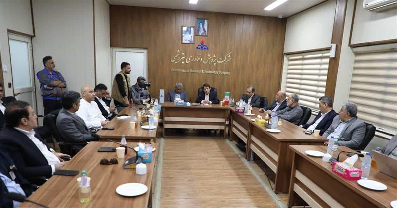 تأکید معاون وزیر نفت بر تقویت پیوند پژوهش و صنعت در بازدید از شرکت پژوهش و فناوری پتروشیمی مرکز ماهشهر