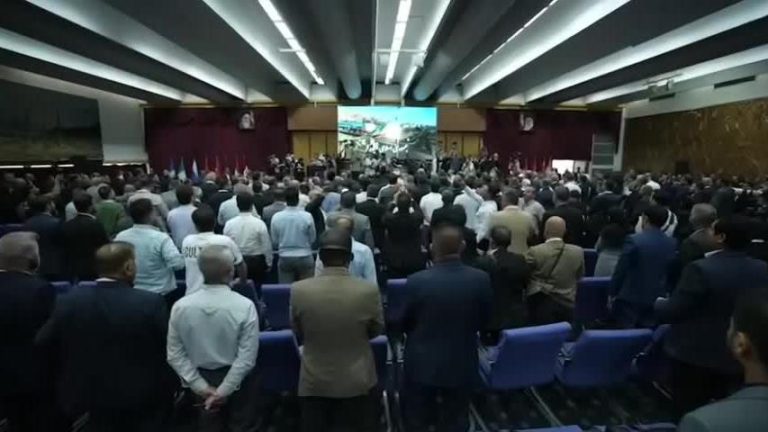 وقتی ۱۰ قیچی صحنه را تسخیر کردند؛ افتتاح متفاوت نوزدهمین نمایشگاه ایران پلاست