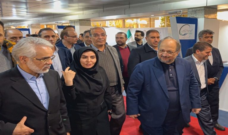 بازدید مدیرعامل گروه صنایع پتروشیمی خلیج‌فارس از غرفه پالایش گاز هویزه در پتروفن ۱۴۰۴