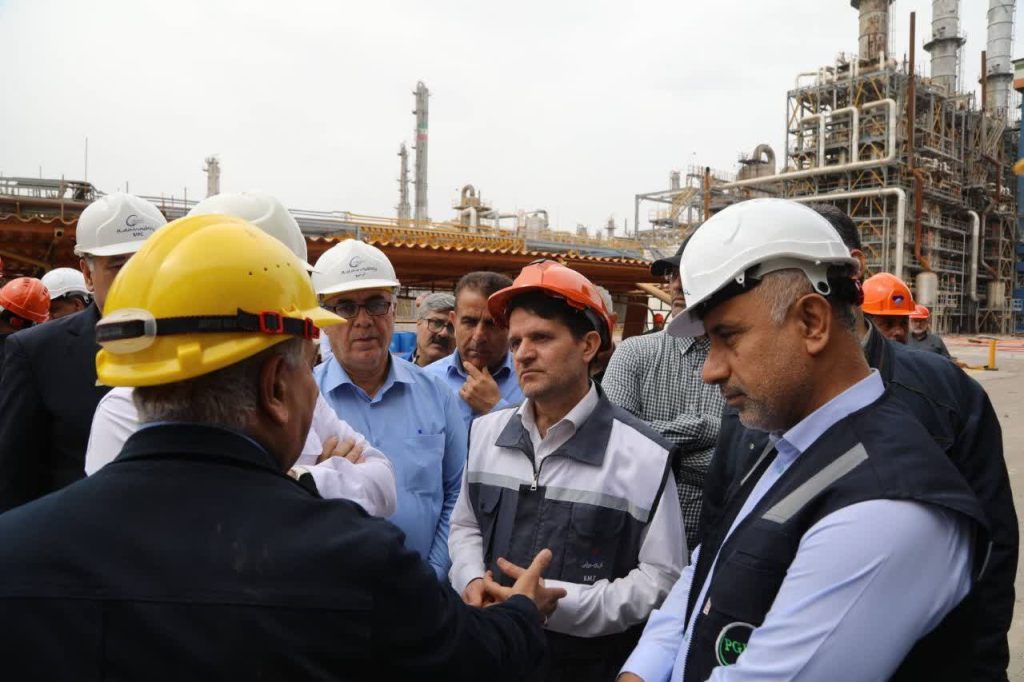 بازدید میدانی معاون وزیر نفت از واحدهای ازکارافتاده پتروشیمی بندر امام بازدید میدانی معاون وزیر نفت از واحدهای ازکارافتاده پتروشیمی بندر امام