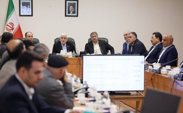 عارف: هیچ مسئولی حق اظهارنظر شخصی درباره بنزین ندارد