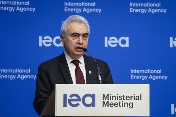 آژانس انرژی: ۲۹۰ میلیون بشکه نفت از ذخایر اضطراری آزاد شد