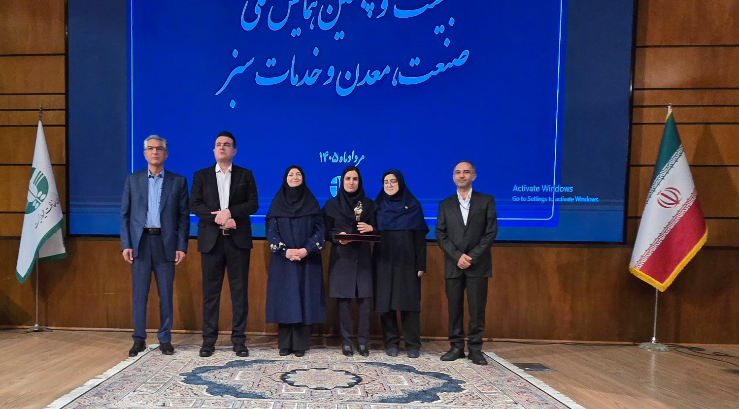 تندیس سیمین خدماتی سبز کشور به شرکت دماوند انرژی رسید