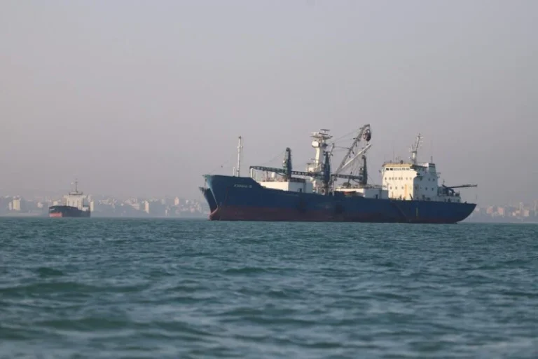 اصابت پرتابه به شناور در تنگه هرمز؛ خدمه تخلیه شدند