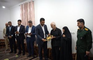 دیدار مدیرعامل پتروشیمی سروش مهستان با خانواده شهدای جنوب بوشهر