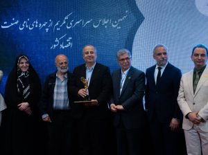 تندیس زرین «چهره‌های نامی صنعت و اقتصاد کشور» بر دستان مدیرعامل پتروشیمی فن‌آوران؛ تجلی استراتژی تاب‌آوری و تداوم تولی