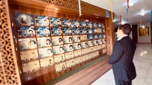 ادای احترام دکتر شیخان، مدیرعامل پازارگاد به شهدای فرهنگی و دانش آموز استان بوشهر