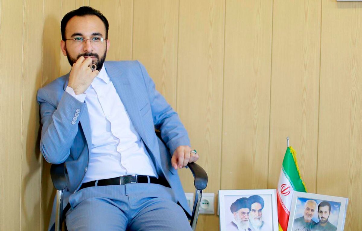 هشدار حسابرس کل دیوان محاسبات درباره بدهی ۳۰۰ همتی صنایع به شرکت ملی گاز؛ «زاگرس» و «دماوند» در فهرست بدهکاران بزرگ لید: محمدامین امین زاده، حسابرس کل دیوان محاسبات کشور، از عبور بدهی صنایع عمده به شرکت ملی گاز ایران از مرز ۳۰۰ همت در پایان سال ۱۴۰۴ خبر داد؛ رقمی که سهم «پتروشیمی زاگرس» و «پتروشیمی دماوند» از آن به ترتیب ۲۶.۳ و ۱۰.۵ همت اعلام شده است. وی با انتقاد از تفاوت برخورد با مشترکان خرد و صنایع بدهکار، این پرسش را مطرح کرده که چرا گاز مردم به دلیل پرداخت نکردن قبوض قطع می شود، اما گاز بدهکاران بزرگ همچنان برقرار است؟ به گزارش «فراز انرژی»، محمدامین امین زاده، حسابرس کل دیوان محاسبات کشور، در حساب کاربری خود در شبکه اجتماعی ایکس با اشاره به انباشت مطالبات شرکت ملی گاز ایران از صنایع بزرگ اعلام کرد که مجموع بدهی صنایع عمده در پایان سال ۱۴۰۴ از ۳۰۰ هزار میلیارد تومان فراتر رفته است؛ موضوعی که بار دیگر نحوه وصول مطالبات از صنایع پتروشیمی، فولادی و سیمانی را مورد توجه قرار داده است. بر اساس ارقام منتشرشده از سوی وی، مانده بدهی «پتروشیمی زاگرس» به ۲۶ هزار و ۳۰۰ میلیارد تومان و بدهی «پتروشیمی دماوند» به ۱۰ هزار و ۵۰۰ میلیارد تومان رسیده است. به این ترتیب، مجموع بدهی این دو شرکت به ۳۶.۸ همت بالغ می شود که معادل بیش از ۱۲ درصد رقم ۳۰۰ همتی اعلام شده برای بدهی صنایع عمده است. امین زاده در این توییت با اشاره به قطع گاز مشترکان خرد به دلیل پرداخت نکردن قبوض، از تداوم گازرسانی به صنایع بزرگ با وجود انباشت بدهی انتقاد کرده و خواستار برخورد یکسان در وصول مطالبات شرکت ملی گاز شده است. انتقاد از انباشت بدهی صنایع صادرات محور حسابرس کل دیوان محاسبات کشور در بخش دیگری از اظهارات خود، تاخیر در پرداخت بدهی صنایع را در شرایط تورمی مورد توجه قرار داده و تاکید کرده است که افزایش درآمدهای ارزی برخی صنایع صادرات محور، ضرورت بررسی دقیق تر وضعیت وصول مطالبات گاز را دوچندان می کند. انباشت مطالبات شرکت ملی گاز از صنایع بزرگ، علاوه بر افزایش حجم بدهی ها، از منظر کاهش ارزش واقعی مطالبات در شرایط تورمی نیز قابل بررسی است. تاخیر طولانی در تسویه بدهی ها می تواند قدرت خرید منابع مالی قابل وصول شرکت ملی گاز را کاهش دهد؛ موضوعی که اهمیت تعیین تکلیف مطالبات معوق و بررسی سازوکارهای وصول آن را افزایش می دهد. این مسئله به ویژه درباره شرکت های صادرات محور پتروشیمی مطرح است که بخشی از درآمد خود را از محل فروش محصولات در بازارهای خارجی به دست می آورند. با این حال، برای ارزیابی وضعیت هر شرکت باید میزان بدهی قطعی، سررسید مطالبات، شرایط قرارداد تامین خوراک و توافق های احتمالی تسویه نیز بررسی شود. مطالبه شفافیت درباره بدهی «زاگرس» و «دماوند» اعلام بدهی ۲۶.۳ همتی «پتروشیمی زاگرس» و ۱۰.۵ همتی «پتروشیمی دماوند» از سوی حسابرس کل دیوان محاسبات، ضرورت شفاف سازی درباره وضعیت مالی این دو شرکت در قبال شرکت ملی گاز را مطرح کرده است. در این میان، تفکیک بدهی های جاری از مطالبات سررسیدشده، میزان پرداخت های انجام شده پس از پایان سال ۱۴۰۴ و وجود احتمالی توافق های تقسیط یا اختلافات قراردادی، از جمله اطلاعاتی است که می تواند تصویر دقیق تری از وضعیت مطالبات شرکت ملی گاز ارائه کند. امین زاده در پایان توییت خود تاکید کرده است که گاز، ثروت ملی است و نباید به امتیازی ویژه برای بدهکاران بزرگ تبدیل شود. وی معتقد است در وصول مطالبات و مدیریت این ثروت، نباید میان مردم و صنایع پتروشیمی، فولادی و سیمانی تبعیض وجود داشته باشد. اکنون شرکت ملی گاز ایران می تواند با انتشار جزئیات مطالبات خود از صنایع عمده، اقدامات انجام شده برای وصول بدهی ها و وضعیت قراردادهای تامین گاز بدهکاران بزرگ، به ابهامات مطرح شده پاسخ دهد. از سوی دیگر، انتظار می رود «پتروشیمی زاگرس» و «پتروشیمی دماوند» نیز درباره ارقام اعلام شده از سوی حسابرس کل دیوان محاسبات و برنامه تسویه تعهدات خود توضیح دهند. ⸻ الزامات سئو کلیدواژه کانونی: بدهی عنوان سئو: بدهی ۳۰۰ همتی صنایع به شرکت ملی گاز؛ هشدار حسابرس کل دیوان محاسبات توضیحات متا: محمدامین امین زاده، حسابرس کل دیوان محاسبات، از بدهی ۳۰۰ همتی صنایع به شرکت ملی گاز خبر داد؛ سهم زاگرس ۲۶.۳ و دماوند ۱۰.۵ همت است. نامک فارسی: بدهی-۳۰۰-همتی-صنایع-شرکت-ملی-گاز متن جایگزین تصویر (ALT): هشدار محمدامین امین زاده درباره بدهی ۳۰۰ همتی صنایع به شرکت ملی گاز عنوان تصویر (Title): بدهی پتروشیمی زاگرس و دماوند به شرکت ملی گاز برچسب ها: شرکت ملی گاز ایران، دیوان محاسبات کشور، محمدامین امین زاده، پتروشیمی زاگرس، پتروشیمی دماوند، بدهی صنایع، مطالبات معوق، گاز پتروشیمی
