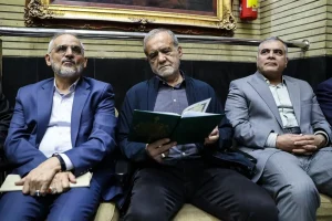 «سازندگی» از تقابل پزشکیان و پاک‌نژاد پرده برداشت؛ «میکروفن‌ها را خاموش کنید» روزنامه «سازندگی» در روایتی تازه از روزهای پایانی حضور محسن پاک‌نژاد در وزارت نفت، از بالا گرفتن اختلاف او با دفتر رئیس‌جمهور و کشیده شدن این تنش به جلسه هیئت دولت خبر داده است؛ روایتی که بر اساس آن، مسعود پزشکیان در میانه بحث از دبیر جلسه خواسته «میکروفن‌ها را خاموش کند» و پس از آن انتقادهای تندی را متوجه عملکرد وزیر نفت کرده است. به گزارش «فراز انرژی»، «روزنامه سازندگی» نوشته است پاک‌نژاد در یکی از آخرین نشست‌های هیئت دولت، از آنچه «دخالت‌های دفتر رئیس‌جمهور در امور وزارت نفت» می‌دانسته، نزد پزشکیان گلایه کرده است. این روزنامه تأکید دارد روایت این جلسه بر پایه «شنیده‌ها»ست و جزئیات آن تاکنون از سوی دولت یا طرفین ماجرا به‌طور رسمی تأیید نشده است. (saazandegi.ir⁠￼) طبق این روایت، پاک‌نژاد معتقد بوده بخشی از تصمیماتی که باید در سطح وزارت نفت گرفته شود، تحت تأثیر مداخلات بیرونی قرار گرفته و این وضعیت اداره منسجم وزارتخانه را برای او دشوار کرده است. واکنش رئیس‌جمهور اما متفاوت بوده؛ سازندگی مدعی است پزشکیان از دبیر جلسه خواسته میکروفن‌ها خاموش شوند و سپس به‌شدت از عملکرد وزیر نفت انتقاد کرده است. (saazandegi.ir⁠￼) پزشکیان به پاک‌نژاد چه گفت؟ «سازندگی» به نقل از آنچه در محافل مطرح شده، مضمون انتقاد رئیس‌جمهور را این‌گونه روایت می‌کند که پاک‌نژاد به جای تمرکز بر مسائل اصلی وزارت نفت، خود را درگیر حاشیه‌هایی کرده که اساساً نباید وارد آنها می‌شد. این رسانه همچنین از ابراز نارضایتی پزشکیان نسبت به نحوه اداره برخی امور وزارت نفت خبر داده است. (saazandegi.ir⁠￼) در صورت صحت این روایت، اختلاف میان پاک‌نژاد و مجموعه ریاست‌جمهوری از سطح اختلاف بر سر چند انتصاب یا تصمیم مدیریتی فراتر رفته و مستقیماً به رابطه وزیر نفت و رئیس‌جمهور رسیده بود. این تقابل در مقطعی رخ داده که وزارت نفت همزمان با چند پرونده حساس مواجه بود؛ از مناقشات مدیریتی و تحولات هلدینگ خلیج فارس گرفته تا ابهامات فروش نفت، نحوه وصول درآمدهای صادراتی، فعالیت تراستی‌ها و افزایش حساسیت مجلس نسبت به عملکرد شرکت ملی نفت و شرکت بازرگانی نفت ایران «نیکو». پای چهار تراستی و ۸۰ میلیون بشکه نفت در میان است یکی از مهم‌ترین پرونده‌هایی که اکنون به مجلس رسیده، بررسی نحوه فروش ۸۰ میلیون بشکه نفت به چهار تریدر و تراستی خاص است. نمایندگان به‌دنبال بررسی نحوه انتخاب این واسطه‌ها، قیمت واگذاری نفت، میزان تخفیف، شرایط و مهلت تسویه و مقدار منابع بازگشته به کشور هستند. (saazandegi.ir⁠￼) با فرض متوسط قیمت ۶۰ دلار برای هر بشکه، ارزش ناخالص این حجم نفت به حدود ۴.۸ میلیارد دلار می‌رسد؛ عددی که اهمیت نحوه انتخاب واسطه‌ها و به‌ویژه وصول منابع حاصل از فروش را دوچندان می‌کند. دامنه پرسش‌های مجلس البته محدود به این ۸۰ میلیون بشکه نیست. قراردادهای فروش نفت از سال ۱۳۹۵ تا ۱۴۰۵، عملکرد تریدرها، تخفیف‌ها و مهلت‌های بازپرداخت، مطالبات مربوط به نفت فروخته‌شده به ونزوئلا و همچنین خریدوفروش ۱۲ نفتکش در فاصله خرداد ۱۴۰۱ تا شهریور ۱۴۰۲ نیز در میان محورهای مطرح‌شده قرار دارد. ادعای خسارت حدود ۸۰۰ میلیون دلاری در پرونده نفتکش‌ها نیز مطرح شده، اما هنوز در فرآیند تحقیق‌وتفحص نیازمند بررسی و اثبات است. (saazandegi.ir⁠￼) نیکو هم به پرونده اضافه شد در کنار تراستی‌ها، نام شرکت بازرگانی نفت ایران «نیکو» نیز در این پرونده برجسته شده است. مجلس علاوه بر قراردادها و معاملات، خواستار بررسی صلاحیت مدیران و اشخاص مؤثر در فرآیند فروش نفت شده است. علی خضریان، نماینده مجلس، چند روز پیش از خروج پاک‌نژاد درباره نحوه انتصاب علی‌اکبر پورابراهیم در رأس نیکو و استعلام‌های قانونی، امنیتی و نظارتی مربوط به این انتصاب پرسش‌هایی مطرح کرده بود. پورابراهیم در تیرماه با حکم حمید بورد به این مجموعه بازگشته بود. طرح این پرسش‌ها به‌خودی‌خود به معنای اثبات تخلف نیست، اما نشان می‌دهد حساسیت نمایندگان از معاملات نفتی به ساختار مدیریتی شبکه فروش نفت نیز رسیده است. (saazandegi.ir⁠￼) خود پاک‌نژاد نیز در ماه‌های پایانی حضورش تلاش کرده بود سازوکار نظارت بر تجارت نفت را تقویت کند و در خردادماه محمدجواد باوند را به‌عنوان دستیار ویژه وزیر در امور نظارت بر تجارت نفت خام و فرآورده‌های نفتی منصوب کرده بود. (saazandegi.ir⁠￼) پاک‌نژاد رفت؛ بورد بیرون از پرونده نیست خروج پاک‌نژاد اما پرونده فروش نفت را نمی‌بندد. حمید بورد که اکنون سرپرستی وزارت نفت را برعهده گرفته، پیش از این مدیرعامل شرکت ملی نفت بوده و بخشی از تصمیماتی که امروز مورد پرسش قرار گرفته، در دوره مدیریت او اتخاذ شده است؛ از جمله انتصاب مدیر نیکو. (saazandegi.ir⁠￼) این موضوع موقعیت بورد را متفاوت می‌کند؛ او اکنون از یک‌سو باید وزارتخانه و شرکت ملی نفت را در شرایط دشوار صادراتی اداره کند و از سوی دیگر، ممکن است ناچار باشد درباره بخشی از تصمیمات دوره مدیریت خودش در شرکت ملی نفت نیز پاسخ دهد. به همین دلیل، روایت «سازندگی» از خروج پاک‌نژاد تنها به یک درگیری در جلسه هیئت دولت محدود نمی‌شود. در پس این تقابل، مجموعه‌ای از پرونده‌های باز از چهار تراستی و ۸۰ میلیون بشکه نفت گرفته تا نیکو، نحوه وصول پول نفت و شبکه مدیران فروش قرار گرفته است؛ پرونده‌هایی که با رفتن وزیر نفت بسته نشده و حالا مقابل سرپرست جدید وزارتخانه قرار گرفته‌اند. کلمه کلیدی کانونی: پاک‌نژاد پزشکیان عنوان سئو: «سازندگی» از تقابل پزشکیان و پاک‌نژاد پرده برداشت؛ میکروفن‌ها را خاموش کنید توضیحات متا: روزنامه سازندگی روایتی تازه از تقابل پزشکیان و پاک‌نژاد در هیئت دولت و ارتباط تنش‌های وزارت نفت با پرونده تراستی‌ها، نیکو و فروش نفت منتشر کرد. نامک: تقابل-پزشکیان-پاک‌نژاد-میکروفن‌ها ALT تصویر: مسعود پزشکیان و محسن پاک‌نژاد و روایت سازندگی از تقابل در جلسه هیئت دولت «سازندگی» از تقابل پزشکیان و پاک‌نژاد پرده برداشت؛ «میکروفن‌ها را خاموش کنید»