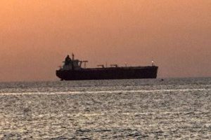 بدون چراغ و رادیو از هرمز؛ روایت کاپیتان نفتکش از خطرناک‌ترین مسیر انتقال نفت جهان