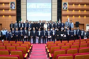 ۷۳ منتور درون سازمانی پتروشیمی در پایان طرح «طلوع خلیج فارس» **متا دیسکریپشن:** طرح «طلوع خلیج فارس ۱» با مشارکت ۲۸۲ نفر از ۹ شرکت پتروشیمی و تربیت ۷۳ منتور منتخب به پایان رسید؛ گامی برای نظام مند کردن انتقال دانش در صنعت پتروشیمی خلیج فارس. **لید:** برنامه توسعه سرمایه انسانی «طلوع خلیج فارس ۱» پس از ۱۶ ماه اجرا در ۹ شرکت پتروشیمی با تربیت ۷۳ منتور درون سازمانی و ۱۰۷ منتی منتخب به مرحله پایانی رسید و مراسم اختتامیه آن در مهرماه ۱۴۰۵ در عسلویه و ماهشهر برگزار شد. به گزارش فراز انرژی؛ گروه صنایع پتروشیمی خلیج فارس یکی از پرچالش ترین مسائل مدیریت منابع انسانی در صنایع فرایندی، یعنی انتقال تجربه از نسل ارشد به نیروهای جوان تر، را از طریق یک برنامه ساختارمند در دستور کار قرار داد. طرح «طلوع خلیج فارس ۱» که از خردادماه ۱۴۰۴ توسط شرکت ره آوران فنون پتروشیمی آغاز شده بود، پس از ۱۶ ماه به اتمام رسید. در طول اجرای این طرح، ۲۸۲ نفر از کارکنان شرکت های پتروشیمی کارون، بیدبلند خلیج فارس، هویزه خلیج فارس، اروند، فجر، بوعلی سینا، مبین، پارس و نوری مشارکت داشتند. از میان این جمعیت، ۷۳ نفر به عنوان منتور منتخب و ۱۰۷ نفر به عنوان منتی منتخب نهایی شناسایی شدند. ## انتقال دانش از فردی به سازمانی هدف اصلی طرح «طلوع خلیج فارس»، نه صرفا برگزاری دوره های آموزشی، بلکه تبدیل انتقال دانش و تجربه از یک رفتار فردی و غیررسمی به یک فرایند سازمان یافته و پایدار بود. این رویکرد در صنعت پتروشیمی که بخش قابل توجهی از دانش عملیاتی آن در ذهن کارکنان با سابقه ذخیره شده و در قالب مستندات رسمی قابل انتقال نیست، اهمیت ویژه ای دارد. مراسم اختتامیه طرح در روزهای ۶ و ۷ مهرماه ۱۴۰۵ در دو قطب اصلی صنعت پتروشیمی کشور، عسلویه و ماهشهر، برگزار شد و از منتورهای منتخب و سایر مشارکت کنندگان تقدیر به عمل آمد. ## اهمیت جانشین پروری در پتروشیمی صنعت پتروشیمی به دلیل پیچیدگی فرایندهای عملیاتی، حجم بالای دانش تخصصی و هزینه بالای خطا، یکی از حوزه هایی است که جانشین پروری در آن از اهمیت استراتژیک برخوردار است. برنامه هایی از نوع «طلوع خلیج فارس» می توانند به ایجاد زیرساخت های مورد نیاز برای انتقال تدریجی و کنترل شده دانش کمک کنند، به جای اینکه این انتقال تنها در شرایط اضطراری مانند بازنشستگی ناگهانی یا ترک خدمت کارکنان کلیدی صورت گیرد. ## جمع بندی تکمیل طرح «طلوع خلیج فارس ۱» با خروجی مشخص شامل ۷۳ منتور درون سازمانی آموزش دیده، نشانه ای از حرکت گروه صنایع پتروشیمی خلیج فارس به سمت نهادینه سازی مدیریت دانش است. اکنون پرسش اصلی این است که آیا این منتورها در ساختار عملیاتی شرکت های نه گانه به طور موثر به کار گرفته خواهند شد و چه سازوکاری برای پایش و تداوم این برنامه طراحی شده است.