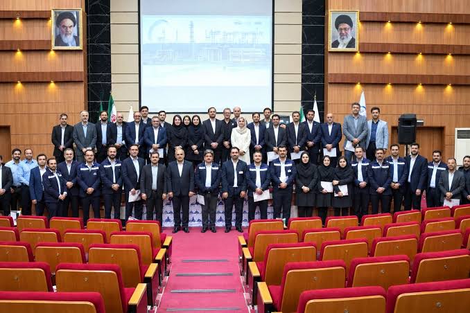 ۷۳ منتور درون سازمانی پتروشیمی در پایان طرح «طلوع خلیج فارس» **متا دیسکریپشن:** طرح «طلوع خلیج فارس ۱» با مشارکت ۲۸۲ نفر از ۹ شرکت پتروشیمی و تربیت ۷۳ منتور منتخب به پایان رسید؛ گامی برای نظام مند کردن انتقال دانش در صنعت پتروشیمی خلیج فارس. **لید:** برنامه توسعه سرمایه انسانی «طلوع خلیج فارس ۱» پس از ۱۶ ماه اجرا در ۹ شرکت پتروشیمی با تربیت ۷۳ منتور درون سازمانی و ۱۰۷ منتی منتخب به مرحله پایانی رسید و مراسم اختتامیه آن در مهرماه ۱۴۰۵ در عسلویه و ماهشهر برگزار شد. به گزارش فراز انرژی؛ گروه صنایع پتروشیمی خلیج فارس یکی از پرچالش ترین مسائل مدیریت منابع انسانی در صنایع فرایندی، یعنی انتقال تجربه از نسل ارشد به نیروهای جوان تر، را از طریق یک برنامه ساختارمند در دستور کار قرار داد. طرح «طلوع خلیج فارس ۱» که از خردادماه ۱۴۰۴ توسط شرکت ره آوران فنون پتروشیمی آغاز شده بود، پس از ۱۶ ماه به اتمام رسید. در طول اجرای این طرح، ۲۸۲ نفر از کارکنان شرکت های پتروشیمی کارون، بیدبلند خلیج فارس، هویزه خلیج فارس، اروند، فجر، بوعلی سینا، مبین، پارس و نوری مشارکت داشتند. از میان این جمعیت، ۷۳ نفر به عنوان منتور منتخب و ۱۰۷ نفر به عنوان منتی منتخب نهایی شناسایی شدند. ## انتقال دانش از فردی به سازمانی هدف اصلی طرح «طلوع خلیج فارس»، نه صرفا برگزاری دوره های آموزشی، بلکه تبدیل انتقال دانش و تجربه از یک رفتار فردی و غیررسمی به یک فرایند سازمان یافته و پایدار بود. این رویکرد در صنعت پتروشیمی که بخش قابل توجهی از دانش عملیاتی آن در ذهن کارکنان با سابقه ذخیره شده و در قالب مستندات رسمی قابل انتقال نیست، اهمیت ویژه ای دارد. مراسم اختتامیه طرح در روزهای ۶ و ۷ مهرماه ۱۴۰۵ در دو قطب اصلی صنعت پتروشیمی کشور، عسلویه و ماهشهر، برگزار شد و از منتورهای منتخب و سایر مشارکت کنندگان تقدیر به عمل آمد. ## اهمیت جانشین پروری در پتروشیمی صنعت پتروشیمی به دلیل پیچیدگی فرایندهای عملیاتی، حجم بالای دانش تخصصی و هزینه بالای خطا، یکی از حوزه هایی است که جانشین پروری در آن از اهمیت استراتژیک برخوردار است. برنامه هایی از نوع «طلوع خلیج فارس» می توانند به ایجاد زیرساخت های مورد نیاز برای انتقال تدریجی و کنترل شده دانش کمک کنند، به جای اینکه این انتقال تنها در شرایط اضطراری مانند بازنشستگی ناگهانی یا ترک خدمت کارکنان کلیدی صورت گیرد. ## جمع بندی تکمیل طرح «طلوع خلیج فارس ۱» با خروجی مشخص شامل ۷۳ منتور درون سازمانی آموزش دیده، نشانه ای از حرکت گروه صنایع پتروشیمی خلیج فارس به سمت نهادینه سازی مدیریت دانش است. اکنون پرسش اصلی این است که آیا این منتورها در ساختار عملیاتی شرکت های نه گانه به طور موثر به کار گرفته خواهند شد و چه سازوکاری برای پایش و تداوم این برنامه طراحی شده است.