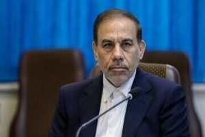 عملکرد «نفت ایرانول» در شهریور ۱۴۰۵؛ درآمد ۱۰۲ درصد رشد کرد متای توضیحات: درآمد «نفت ایرانول» در شهریور ۱۴۰۵ با رشد سالانه ۱۰۲ درصدی به ۵.۶۴ همت رسید؛ در حالی که تولید ۱۹.۵ درصد افت کرد و فروش تنها ۴.۶ درصد افزایش یافت. «نفت ایرانول» در شهریور ۱۴۰۵ درآمد خود را نسبت به ماه مشابه سال قبل بیش از دو برابر کرد، اما این رشد با افزایش مشابهی در حجم عملیات همراه نبود. تولید شرکت ۱۹.۵ درصد کاهش یافت و مقدار فروش تنها ۴.۶ درصد بیشتر شد. فاصله میان رشد درآمد و مقدار فروش نشان می‌دهد افزایش نرخ‌های فروش و تغییر ترکیب محصولات عامل اصلی رشد ریالی ایرانول بوده است؛ موضوعی که در عملکرد شش‌ماهه نیز تکرار می‌شود. جدول عملکرد شهریور «نفت ایرانول» شاخص شهریور ۱۴۰۵ مرداد ۱۴۰۵ تغییر ماهانه شهریور ۱۴۰۴ تغییر سالانه تولید ۴۹٬۷۷۱ مترمکعب ۴۶٬۳۸۶ مترمکعب ۷.۳٪+ ۶۱٬۷۹۹ مترمکعب ۱۹.۵٪- فروش ۵۵٬۱۹۳ مترمکعب ۸۳٬۴۰۸ مترمکعب ۳۳.۸٪- ۵۲٬۷۵۶ مترمکعب ۴.۶٪+ درآمد ۵.۶۴ همت ۶.۸۷ همت ۱۷.۸٪- ۲.۸۰ همت ۱۰۱.۶٪+ به گزارش سرویس کدال «فراز انرژی»، گزارش فعالیت ماهانه «نفت ایرانول» نشان می‌دهد این شرکت در شهریور ۱۴۰۵ مجموعاً ۴۹ هزار و ۷۷۱ مترمکعب محصول تولید کرده و ۵۵ هزار و ۱۹۳ مترمکعب به فروش رسانده است. درآمد حاصل از این فروش به ۵.۶۴ همت رسیده است. رشد درآمد ایرانول بدون رشد حجم تولید مقایسه شهریور امسال با شهریور ۱۴۰۴، تفاوت میان روند عملیاتی و درآمدی ایرانول را نشان می‌دهد. تولید از ۶۱ هزار و ۷۹۹ مترمکعب به ۴۹ هزار و ۷۷۱ مترمکعب کاهش یافته، در حالی که فروش از ۵۲ هزار و ۷۵۶ مترمکعب به ۵۵ هزار و ۱۹۳ مترمکعب رسیده است. در همین بازه درآمد از حدود ۲.۸ همت به ۵.۶۴ همت افزایش یافته است. بنابراین رشد ۱۰۱.۶ درصدی درآمد را نمی‌توان به افزایش حجم فروش نسبت داد؛ زیرا مقدار فروش تنها ۴.۶ درصد بیشتر شده است. فروش شهریور نیز ۵ هزار و ۴۲۲ مترمکعب بیشتر از تولید همین ماه بوده است. این اختلاف می‌تواند از مصرف بخشی از موجودی محصولات شرکت ناشی شده باشد، هرچند گزارش فعالیت ماهانه به‌تنهایی برای تعیین قطعی تغییر موجودی انبار کافی نیست. روغن پایه بزرگ‌ترین منبع درآمد شهریور روغن پایه با درآمد ۱.۳۳ همتی بزرگ‌ترین محصول درآمدساز ایرانول در شهریور بوده و ۲۳.۶ درصد از درآمد ماه را ساخته است. پس از آن، روغن‌های فرآیندی با حدود ۱.۰۶ همت و روغن‌های صنعتی با ۱.۰۴ همت قرار گرفته‌اند. این سه گروه روی هم ۶۰.۷ درصد کل درآمد شهریور ایرانول را تشکیل داده‌اند. محصول تولید شهریور فروش شهریور درآمد سهم از درآمد روغن پایه ۱۱٬۹۸۸ مترمکعب ۹٬۰۴۸ مترمکعب ۱.۳۳ همت ۲۳.۶٪ روغن‌های فرآیندی ۱۶٬۳۷۶ مترمکعب ۲۱٬۸۱۴ مترمکعب ۱.۰۶ همت ۱۸.۷٪ روغن‌های صنعتی ۳٬۱۹۲ مترمکعب ۳٬۱۳۶ مترمکعب ۱.۰۴ همت ۱۸.۴٪ روغن موتور بنزینی ۳٬۸۲۴ مترمکعب ۳٬۰۲۲ مترمکعب ۰.۶۳ همت ۱۱.۲٪ سایر محصولات ۳٬۹۷۵ مترمکعب ۸٬۰۱۶ مترمکعب ۰.۴۵ همت ۸.۰٪ اسلاک‌واکس ۵٬۵۹۸ مترمکعب ۵٬۸۶۱ مترمکعب ۰.۴۳ همت ۷.۶٪ روغن موتور دیزلی ۱٬۷۳۰ مترمکعب ۱٬۲۸۰ مترمکعب ۰.۳۱ همت ۵.۴٪ اکسترکت ۲٬۱۰۶ مترمکعب ۲٬۰۹۲ مترمکعب ۰.۱۱ همت ۲.۰٪ در روغن پایه، متوسط نرخ تحقق‌یافته حاصل از مجموع فروش داخلی و صادراتی نسبت به شهریور سال گذشته افزایش محسوسی داشته است. همین الگو در روغن‌های صنعتی و سایر محصولات اصلی نیز دیده می‌شود و بخش مهمی از فاصله میان رشد درآمد و مقدار فروش را توضیح می‌دهد. جهش درآمد صادراتی ایرانول ترکیب بازار فروش نیز در شهریور تغییر محسوسی داشته است. ایرانول ۲۴ هزار و ۴۸۱ مترمکعب محصول در بازار داخلی و ۳۰ هزار و ۷۱۲ مترمکعب در بازار صادراتی فروخته است. بازار فروش مقدار فروش شهریور درآمد شهریور سهم از درآمد تغییر فروش سالانه تغییر درآمد سالانه داخلی ۲۴٬۴۸۱ مترمکعب ۳.۴۳ همت ۶۰.۸٪ ۳۹.۲٪- ۴۱.۱٪+ صادراتی ۳۰٬۷۱۲ مترمکعب ۲.۲۱ همت ۳۹.۲٪ ۱۴۵.۴٪+ ۵۰۳.۴٪+ در بازار داخلی، ایرانول با وجود کاهش بیش از ۳۹ درصدی مقدار فروش نسبت به شهریور ۱۴۰۴، درآمد خود را ۴۱ درصد افزایش داده است؛ نشانه‌ای روشن از اثر نرخ فروش و ترکیب محصولات. وضعیت صادرات متفاوت بوده است. حجم صادرات بیش از ۲.۴ برابر شده و درآمد صادراتی از حدود ۰.۳۷ همت به ۲.۲۱ همت رسیده است. به این ترتیب درآمد صادراتی شهریور بیش از شش برابر ماه مشابه سال قبل شده است. با این حال، صادرات با وجود تشکیل حدود ۵۵.۶ درصد از حجم فروش ماه، ۳۹.۲ درصد درآمد ایرانول را ساخته است؛ تفاوتی که به ترکیب محصولات فروخته‌شده در دو بازار و نرخ‌های متفاوت آن‌ها بازمی‌گردد. افت فروش نسبت به مرداد؛ درآمد ماهانه عقب نشست عملکرد ایرانول نسبت به مرداد مسیر متفاوتی داشته است. تولید در شهریور ۷.۳ درصد افزایش یافته، اما مقدار فروش ۳۳.۸ درصد کاهش پیدا کرده و درآمد نیز ۱۷.۸ درصد پایین آمده است. یکی از عوامل اصلی این افت، کاهش فروش روغن‌های فرآیندی بوده است. فروش این محصول از ۴۳ هزار و ۱۲۶ مترمکعب در مرداد به ۲۱ هزار و ۸۱۴ مترمکعب در شهریور رسیده است. فروش روغن پایه نیز از ۱۲ هزار و ۳۸۳ مترمکعب به ۹ هزار و ۴۸ مترمکعب کاهش یافته است. در مقابل، روغن‌های صنعتی در شهریور درآمد بیشتری نسبت به مرداد ایجاد کرده‌اند و بخشی از افت سایر گروه‌ها را جبران کرده‌اند. درآمد شش‌ماهه ۸۵ درصد بالا رفت؛ تولید و فروش پایین‌تر از پارسال تصویر شش‌ماهه نیز نشان می‌دهد رشد درآمد ایرانول عمدتاً از محل افزایش نرخ‌ها و ترکیب فروش حاصل شده است، نه افزایش مقدار تولید و فروش. شاخص شش‌ماهه ۱۴۰۵ شش‌ماهه ۱۴۰۴ تغییر تولید ۲۸۱٬۶۱۶ مترمکعب ۳۱۴٬۰۶۲ مترمکعب ۱۰.۳٪- فروش ۲۷۹٬۵۶۱ مترمکعب ۳۱۰٬۴۷۶ مترمکعب ۱۰.۰٪- درآمد ۲۸.۲۳ همت ۱۵.۲۳ همت ۸۵.۳٪+ ایرانول طی شش‌ماهه نخست سال ۱۴۰۵ حدود ۱۰ درصد کمتر از دوره مشابه سال گذشته تولید کرده و مقدار فروش نیز نزدیک به ۱۰ درصد کاهش یافته است؛ با این حال درآمد شرکت ۱۳ همت افزایش یافته و به ۲۸.۲۳ همت رسیده است. روغن پایه با ۷.۱۴ همت درآمد، بزرگ‌ترین منبع درآمد ایرانول در این دوره بوده است. روغن موتور بنزینی با ۴.۷۰ همت، روغن موتور دیزلی با ۳.۸۶ همت و روغن‌های فرآیندی با ۳.۸۴ همت در رده‌های بعدی قرار گرفته‌اند. جمع‌بندی عملکرد شهریور و شش‌ماهه «نفت ایرانول» یک ویژگی مشترک دارد: رشد درآمد بسیار سریع‌تر از حجم عملیات. در شهریور تولید نسبت به سال قبل ۱۹.۵ درصد افت کرده و فروش تنها ۴.۶ درصد افزایش یافته، اما درآمد بیش از دو برابر شده است. در مقیاس شش‌ماهه نیز تولید و فروش هر دو حدود ۱۰ درصد پایین‌تر از سال گذشته‌اند، در حالی که درآمد ۸۵.۳ درصد رشد کرده است. افزایش نرخ‌های تحقق‌یافته، تغییر ترکیب محصولات و جهش درآمد صادراتی سه عامل اصلی این فاصله هستند. منبع داده: گزارش فعالیت ماهانه کدال شرکت «نفت ایرانول» ـ شهریور ۱۴۰۵ الزامات سئو و Rank Math کلمه کلیدی کانونی: نفت ایرانول عنوان سئو: عملکرد نفت ایرانول در شهریور ۱۴۰۵؛ درآمد ۱۰۲ درصد رشد کرد متای توضیحات: درآمد «نفت ایرانول» در شهریور ۱۴۰۵ با رشد سالانه ۱۰۲ درصدی به ۵.۶۴ همت رسید؛ در حالی که تولید ۱۹.۵ درصد افت کرد و فروش تنها ۴.۶ درصد افزایش یافت. نامک فارسی: عملکرد-نفت-ایرانول-شهریور-۱۴۰۵ سازمان بازرسی خواستار تسریع وصول مطالبات نفتی و اولویت‌بندی ارز شد