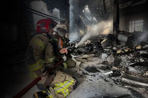 مشارکت آتش‌نشانان آریاساسول در مهار آتش‌سوزی عسلویه